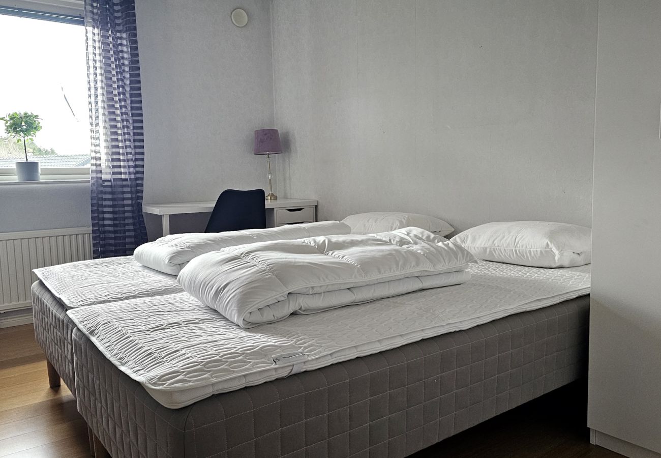 Ferienhaus in Henån - Villa in Henån mit Whirlpool, Sauna & Wintergarten | SE09119