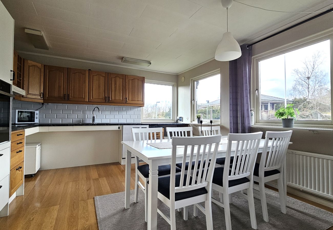 Ferienhaus in Henån - Villa in Henån mit Whirlpool, Sauna & Wintergarten | SE09119