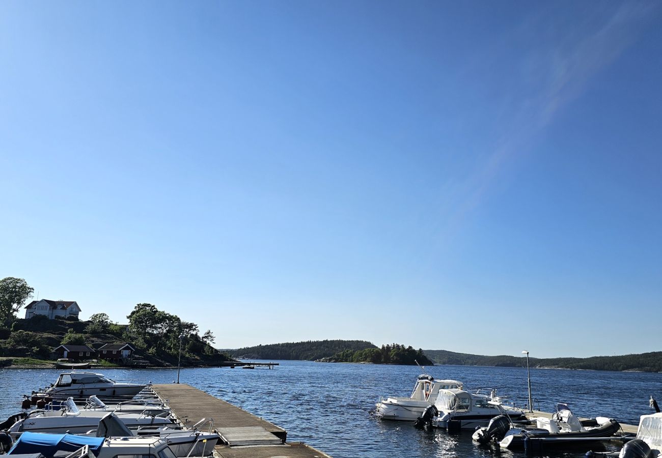 Ferienhaus in Henån - Villa in Henån mit Whirlpool, Sauna & Wintergarten | SE09119