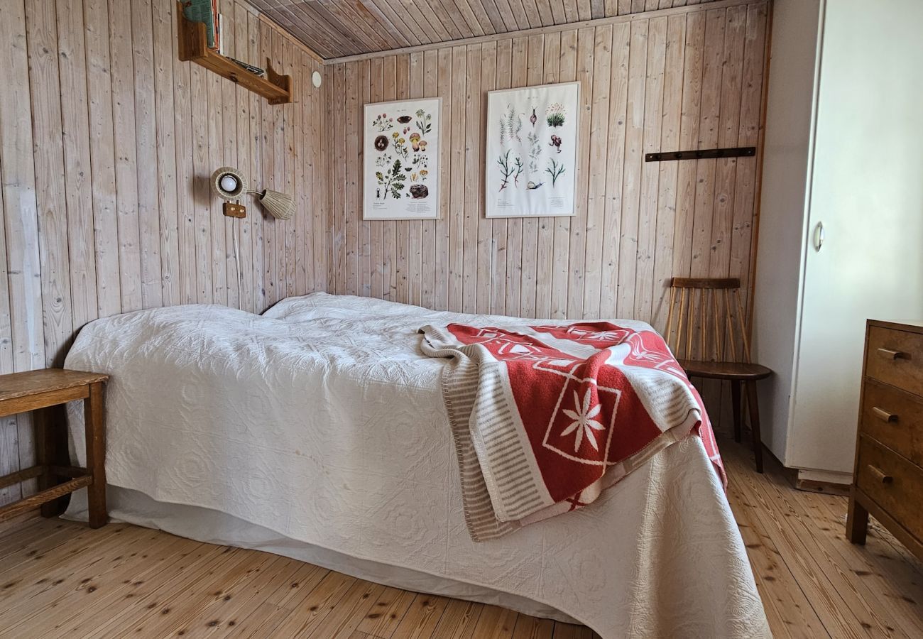 Ferienhaus in Hälleviksstrand - Gemütliches kleines Ferienhaus in ruhiger Lage auf einem Berggrundstück, nur wenige Gehminuten vom Fischerdorf Hälleviksstrand entfernt SE09132