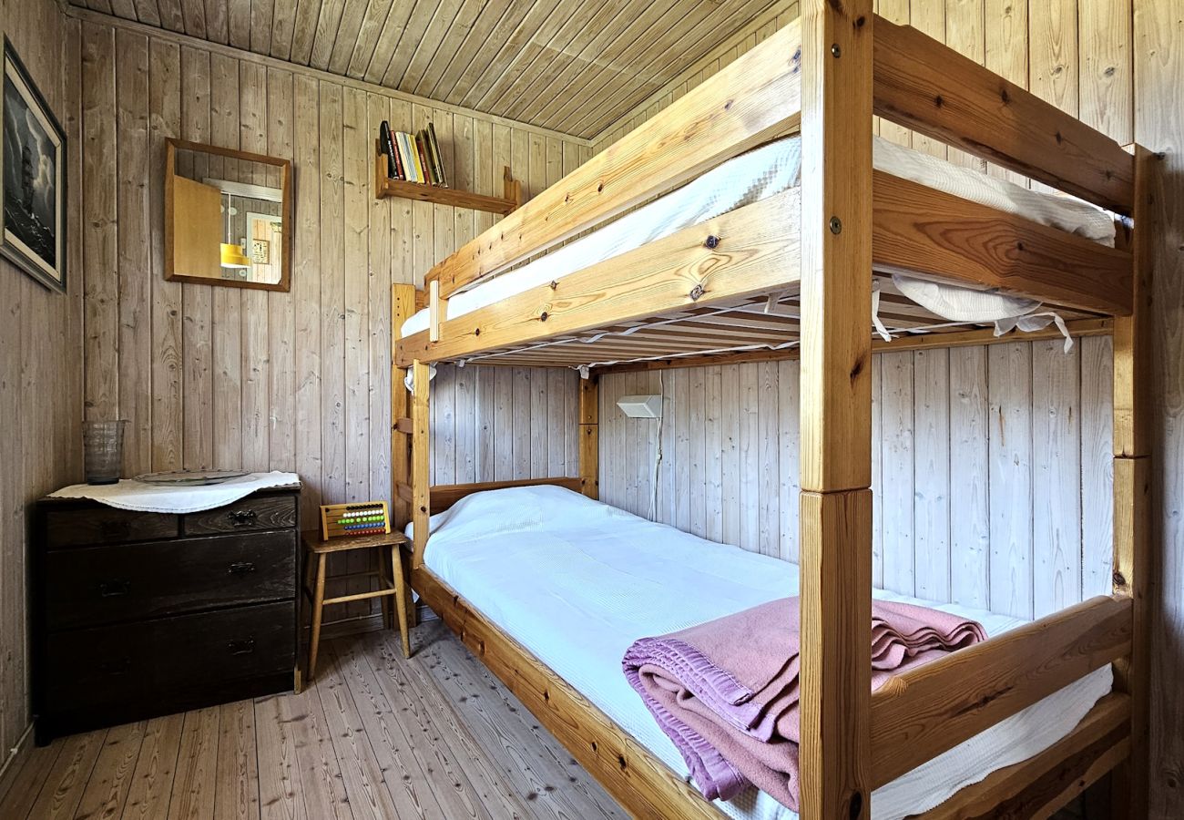 Ferienhaus in Hälleviksstrand - Gemütliches kleines Ferienhaus in ruhiger Lage auf einem Berggrundstück, nur wenige Gehminuten vom Fischerdorf Hälleviksstrand entfernt SE09132