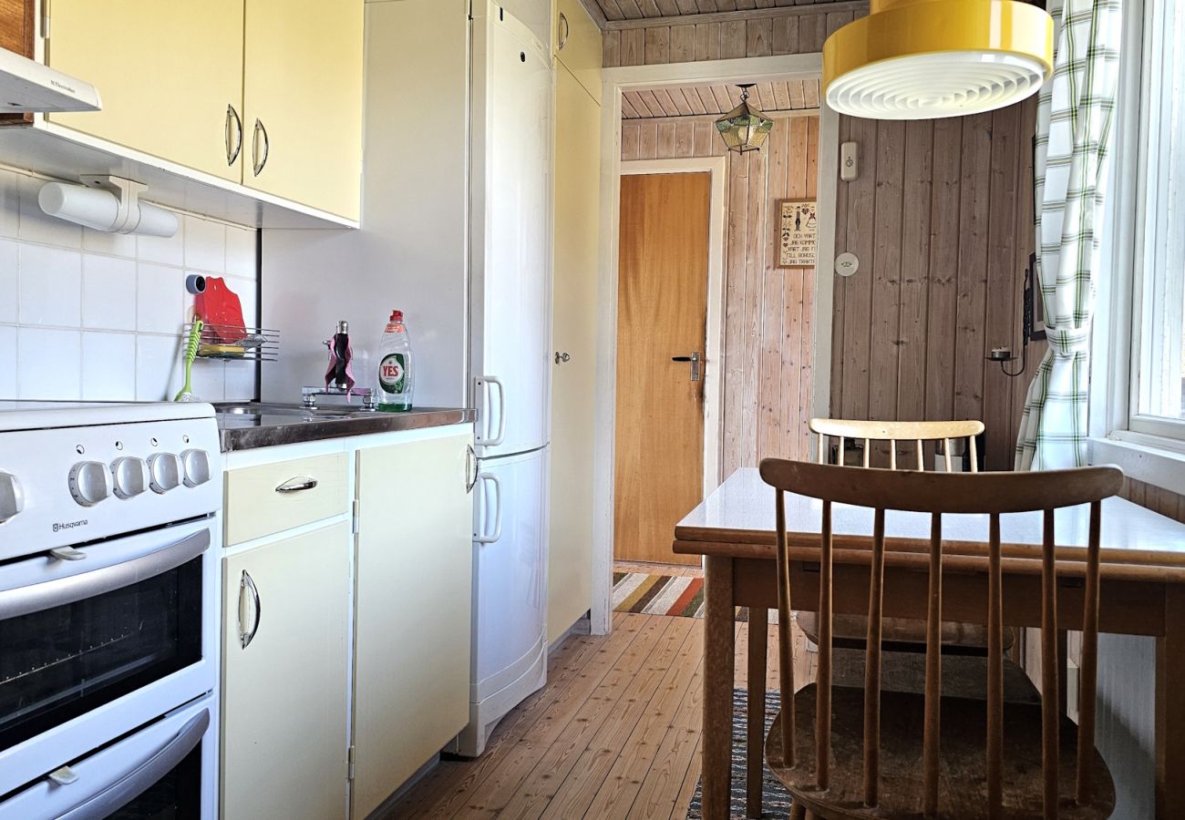 Ferienhaus in Hälleviksstrand - Gemütliches kleines Ferienhaus in ruhiger Lage auf einem Berggrundstück, nur wenige Gehminuten vom Fischerdorf Hälleviksstrand entfernt SE09132
