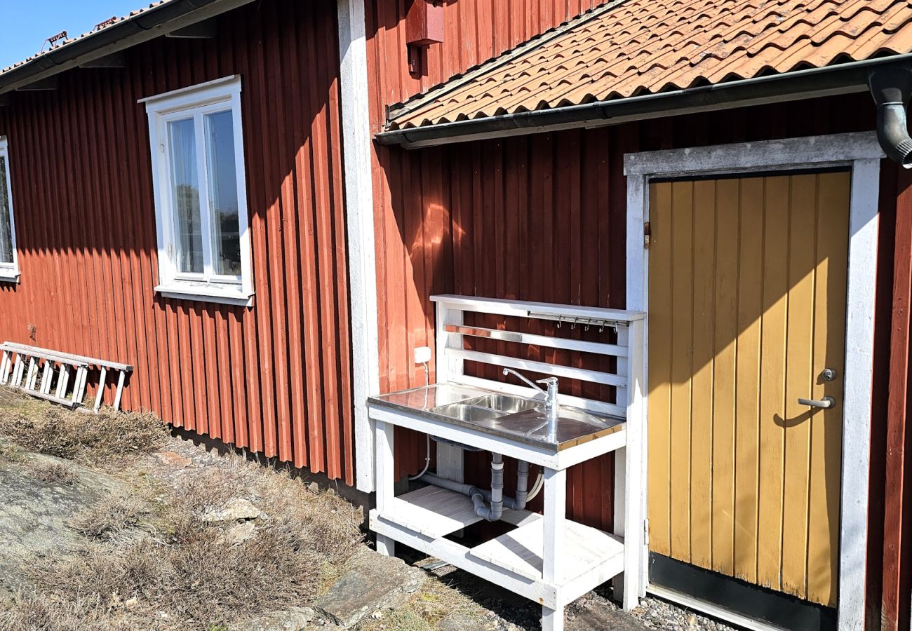 Ferienhaus in Hälleviksstrand - Gemütliches kleines Ferienhaus in ruhiger Lage auf einem Berggrundstück, nur wenige Gehminuten vom Fischerdorf Hälleviksstrand entfernt SE09132