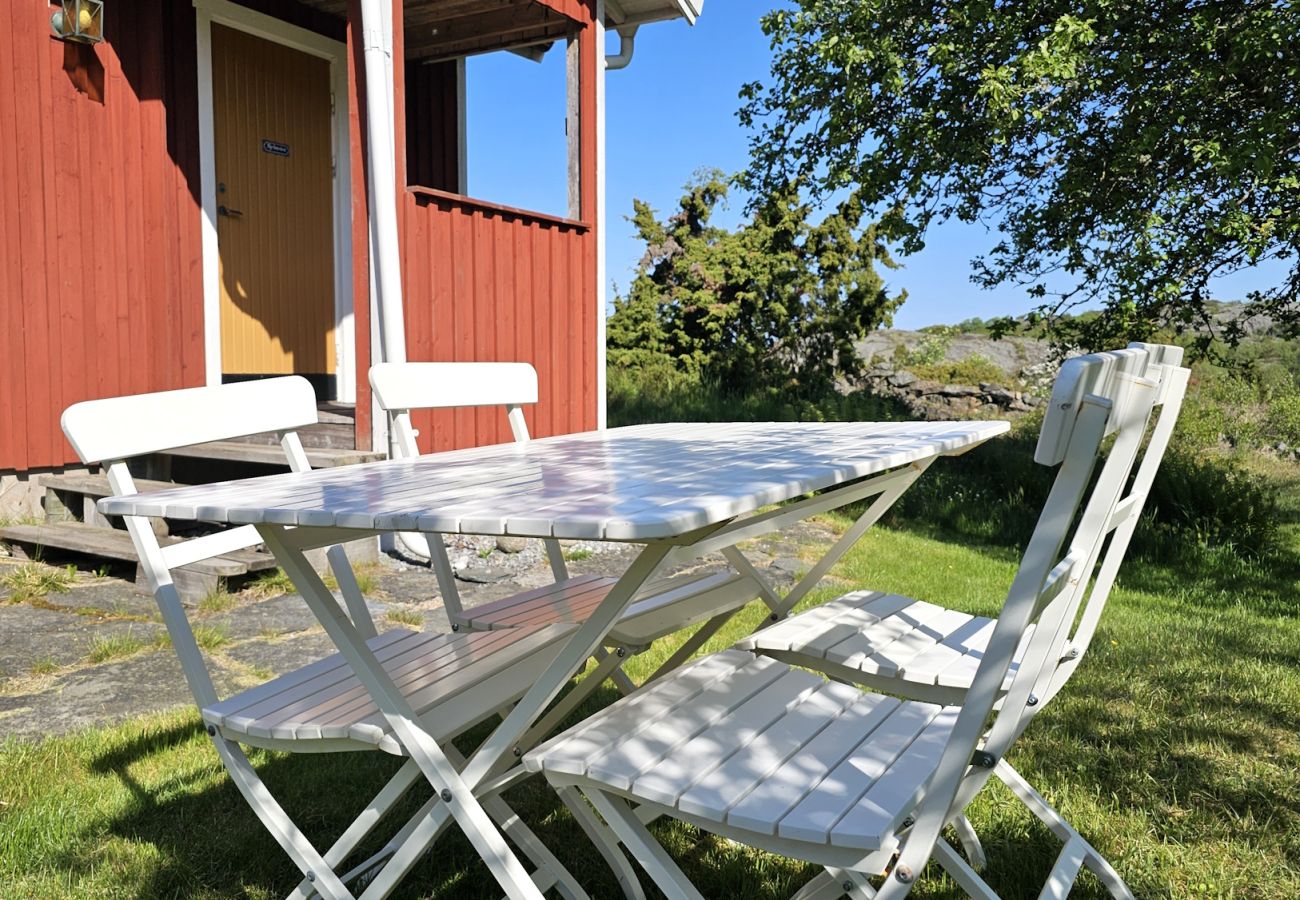 Ferienhaus in Hälleviksstrand - Gemütliches kleines Ferienhaus in ruhiger Lage auf einem Berggrundstück, nur wenige Gehminuten vom Fischerdorf Hälleviksstrand entfernt SE09132
