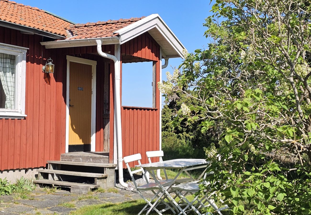 Ferienhaus in Hälleviksstrand - Gemütliches kleines Ferienhaus in ruhiger Lage auf einem Berggrundstück, nur wenige Gehminuten vom Fischerdorf Hälleviksstrand entfernt SE09132