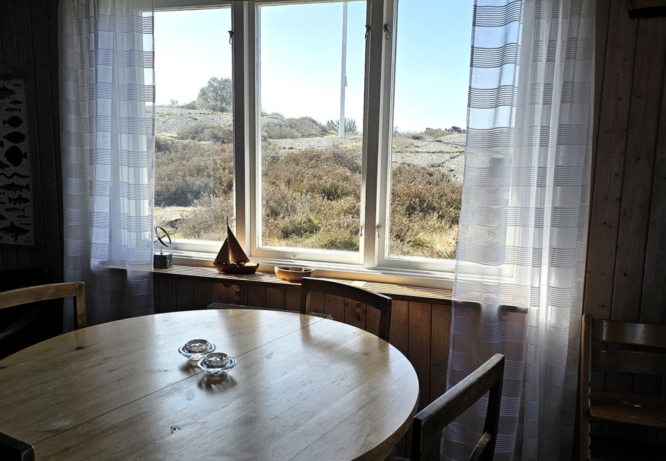 Ferienhaus in Hälleviksstrand - Gemütliches kleines Ferienhaus in ruhiger Lage auf einem Berggrundstück, nur wenige Gehminuten vom Fischerdorf Hälleviksstrand entfernt SE09132