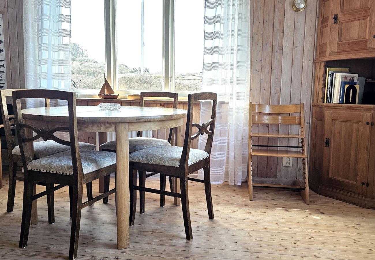 Ferienhaus in Hälleviksstrand - Gemütliches kleines Ferienhaus in ruhiger Lage auf einem Berggrundstück, nur wenige Gehminuten vom Fischerdorf Hälleviksstrand entfernt SE09132