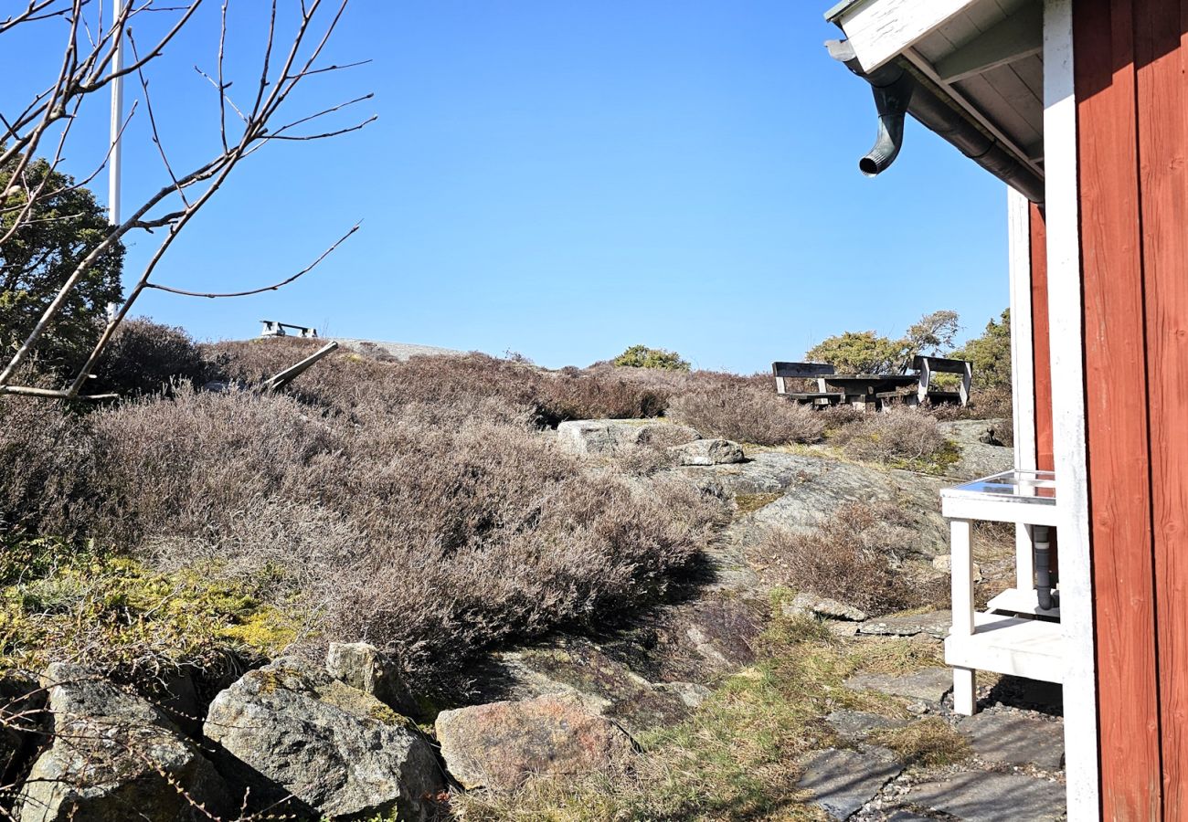 Ferienhaus in Hälleviksstrand - Gemütliches kleines Ferienhaus in ruhiger Lage auf einem Berggrundstück, nur wenige Gehminuten vom Fischerdorf Hälleviksstrand entfernt SE09132
