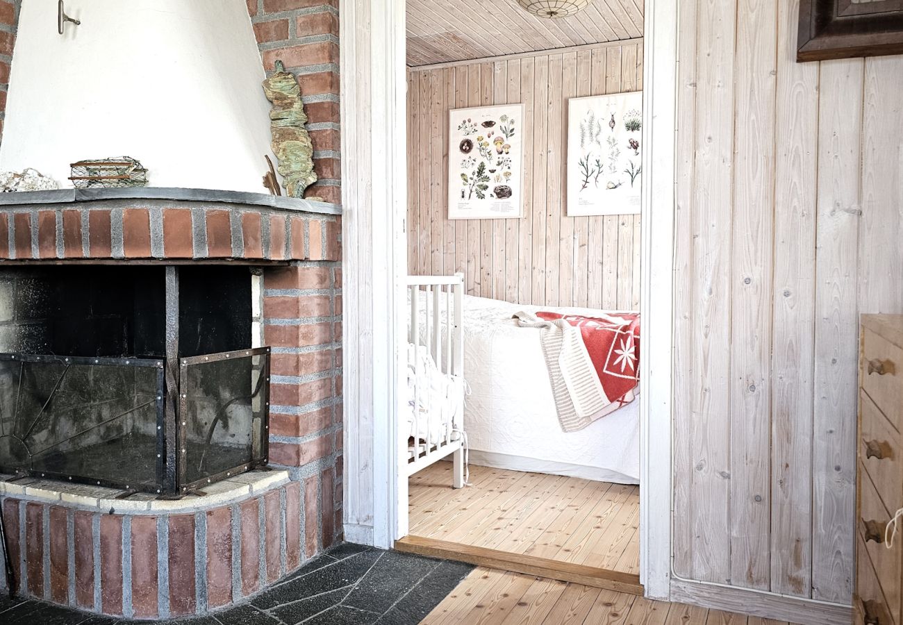 Ferienhaus in Hälleviksstrand - Gemütliches kleines Ferienhaus in ruhiger Lage auf einem Berggrundstück, nur wenige Gehminuten vom Fischerdorf Hälleviksstrand entfernt SE09132