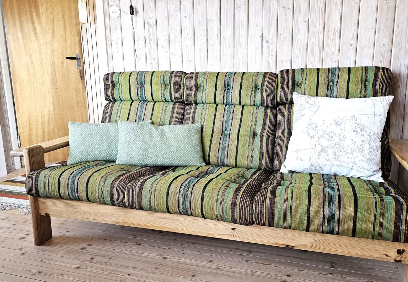 Ferienhaus in Hälleviksstrand - Gemütliches kleines Ferienhaus in ruhiger Lage auf einem Berggrundstück, nur wenige Gehminuten vom Fischerdorf Hälleviksstrand entfernt SE09132