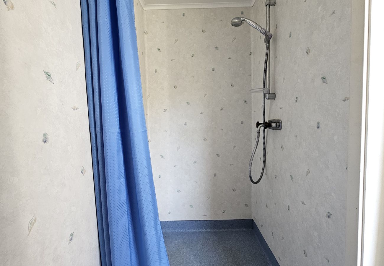 Ferienhaus in Hälleviksstrand - Gemütliches kleines Ferienhaus in ruhiger Lage auf einem Berggrundstück, nur wenige Gehminuten vom Fischerdorf Hälleviksstrand entfernt SE09132
