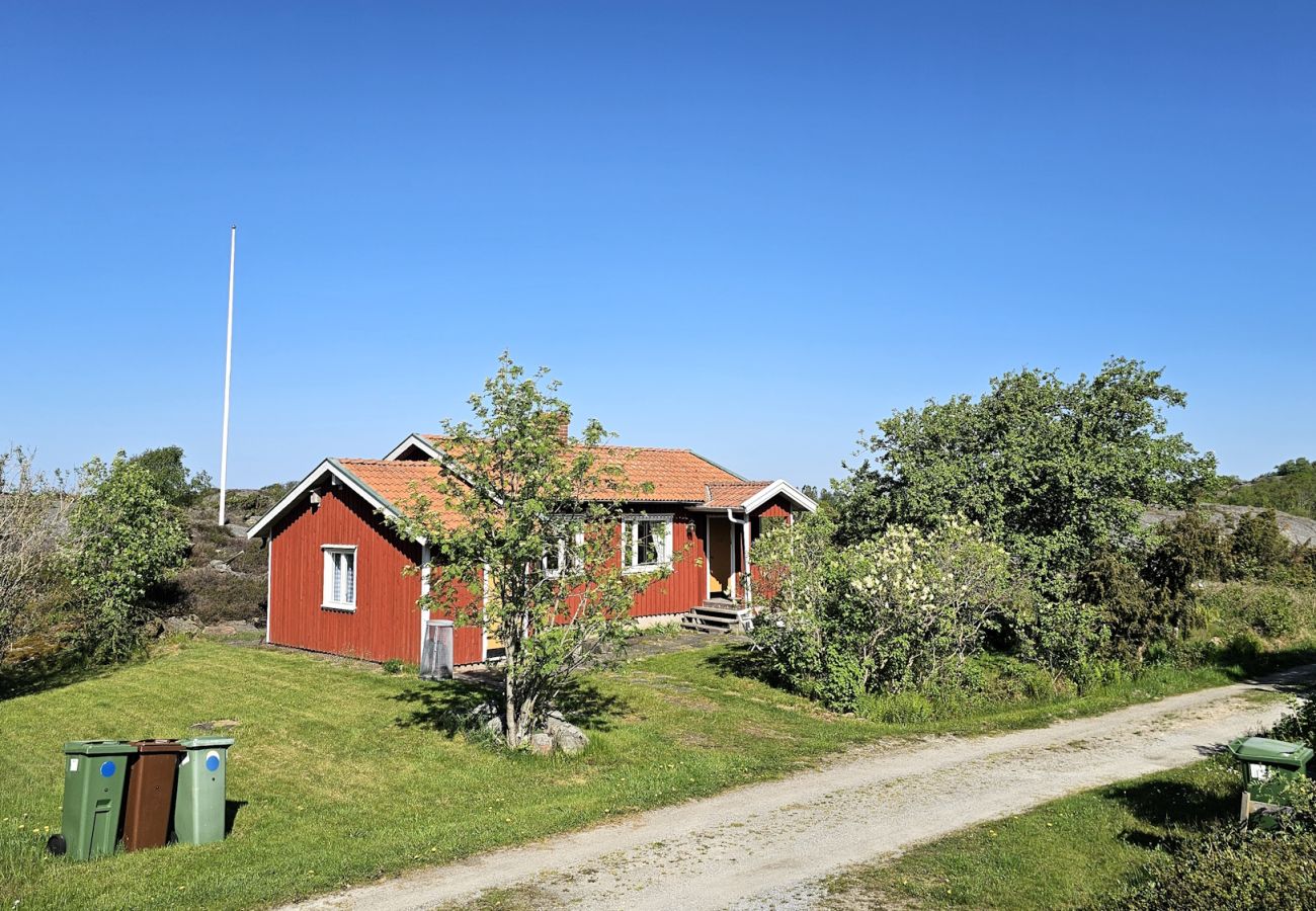 Ferienhaus in Hälleviksstrand - Gemütliches kleines Ferienhaus in ruhiger Lage auf einem Berggrundstück, nur wenige Gehminuten vom Fischerdorf Hälleviksstrand entfernt SE09132
