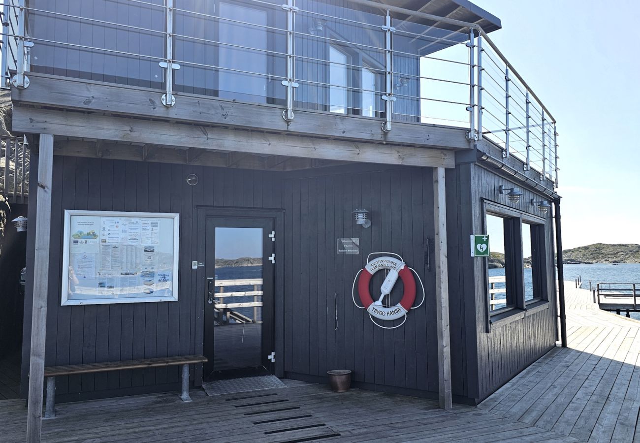 Ferienhaus in Hälleviksstrand - Gemütliches kleines Ferienhaus in ruhiger Lage auf einem Berggrundstück, nur wenige Gehminuten vom Fischerdorf Hälleviksstrand entfernt SE09132
