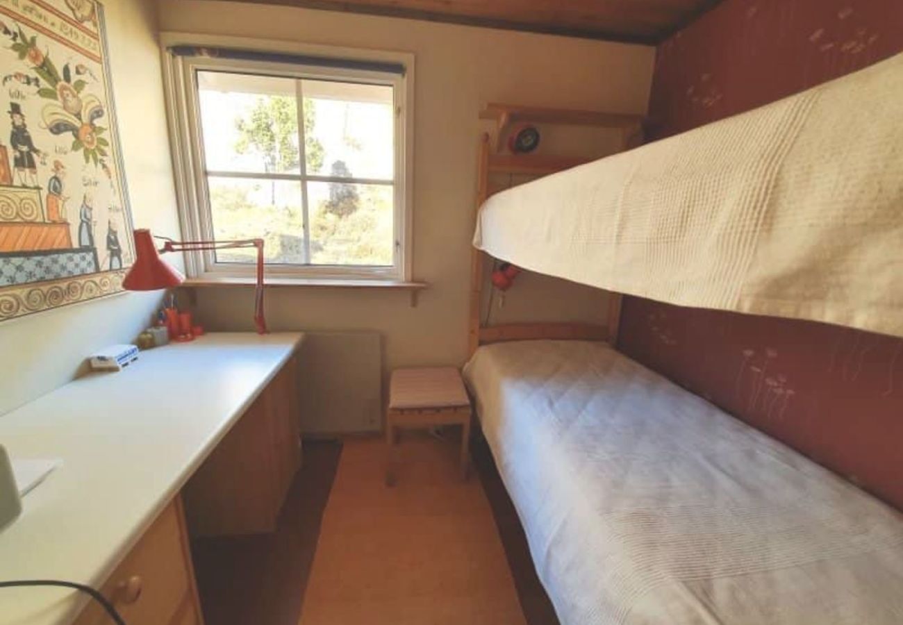 Ferienhaus in Hjälteby - Ferienhaus mit Naturgrundstück und Sauna auf Mjörn | SE09134