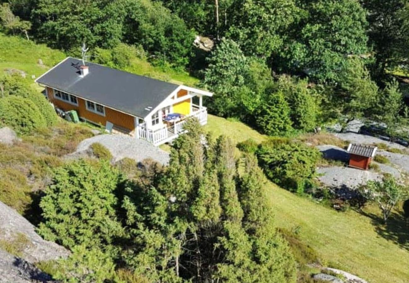 Ferienhaus in Hjälteby - Ferienhaus mit Naturgrundstück und Sauna auf Mjörn | SE09134