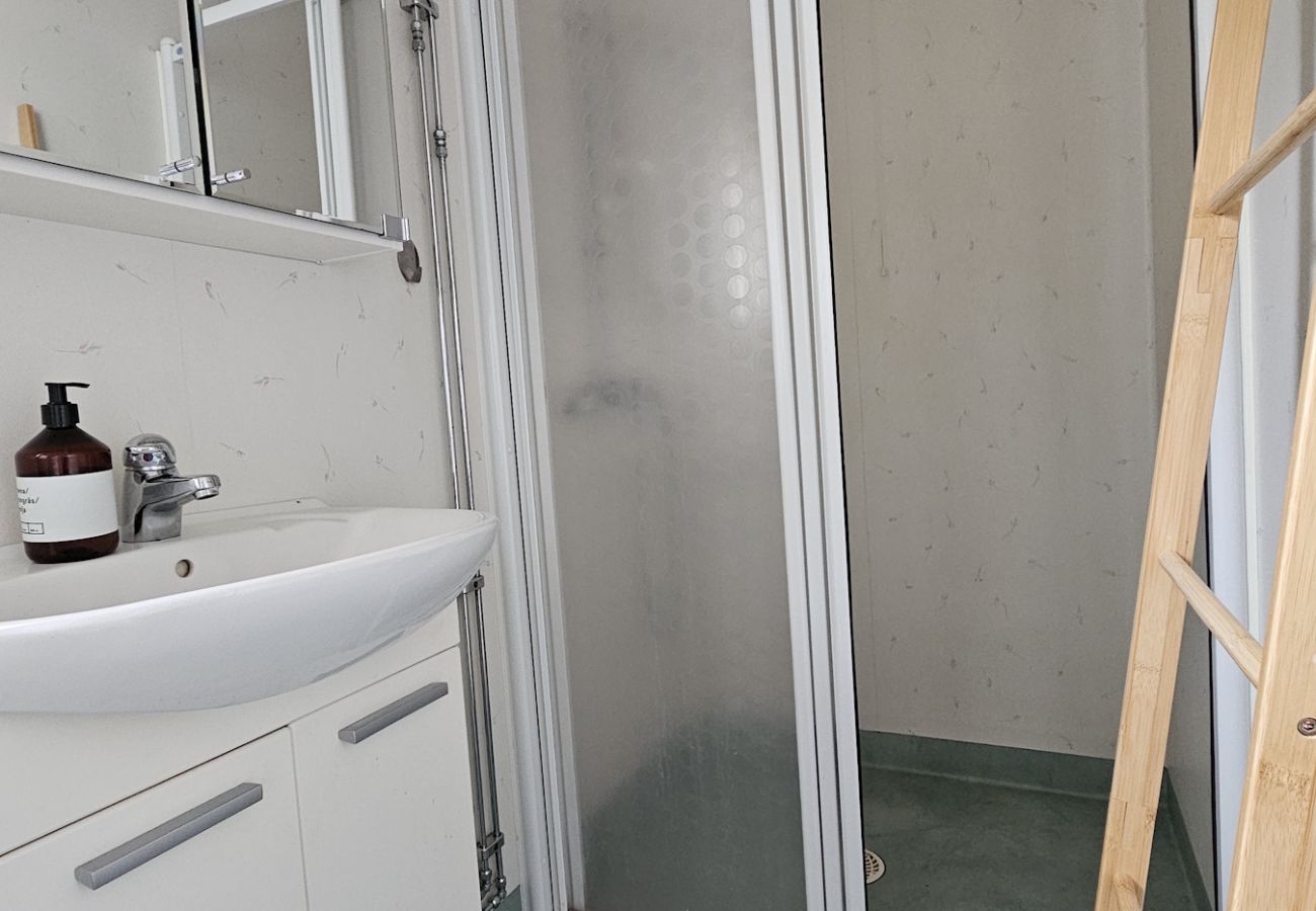Ferienhaus in Skärhamn - Gemütliche Unterkunft umgeben von Bergen, nur 450 m vom Meer | SE09117