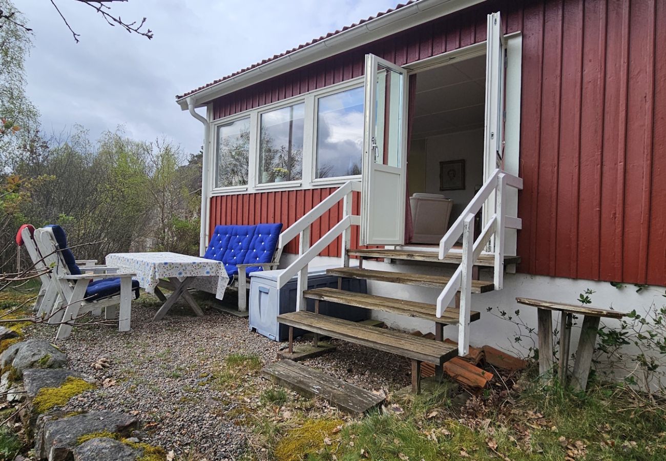 Ferienhaus in Varekil - Hütte in schöner Felsenlandschaft auf Mjörn, nur 300 m vom Meer entfernt | SE09115