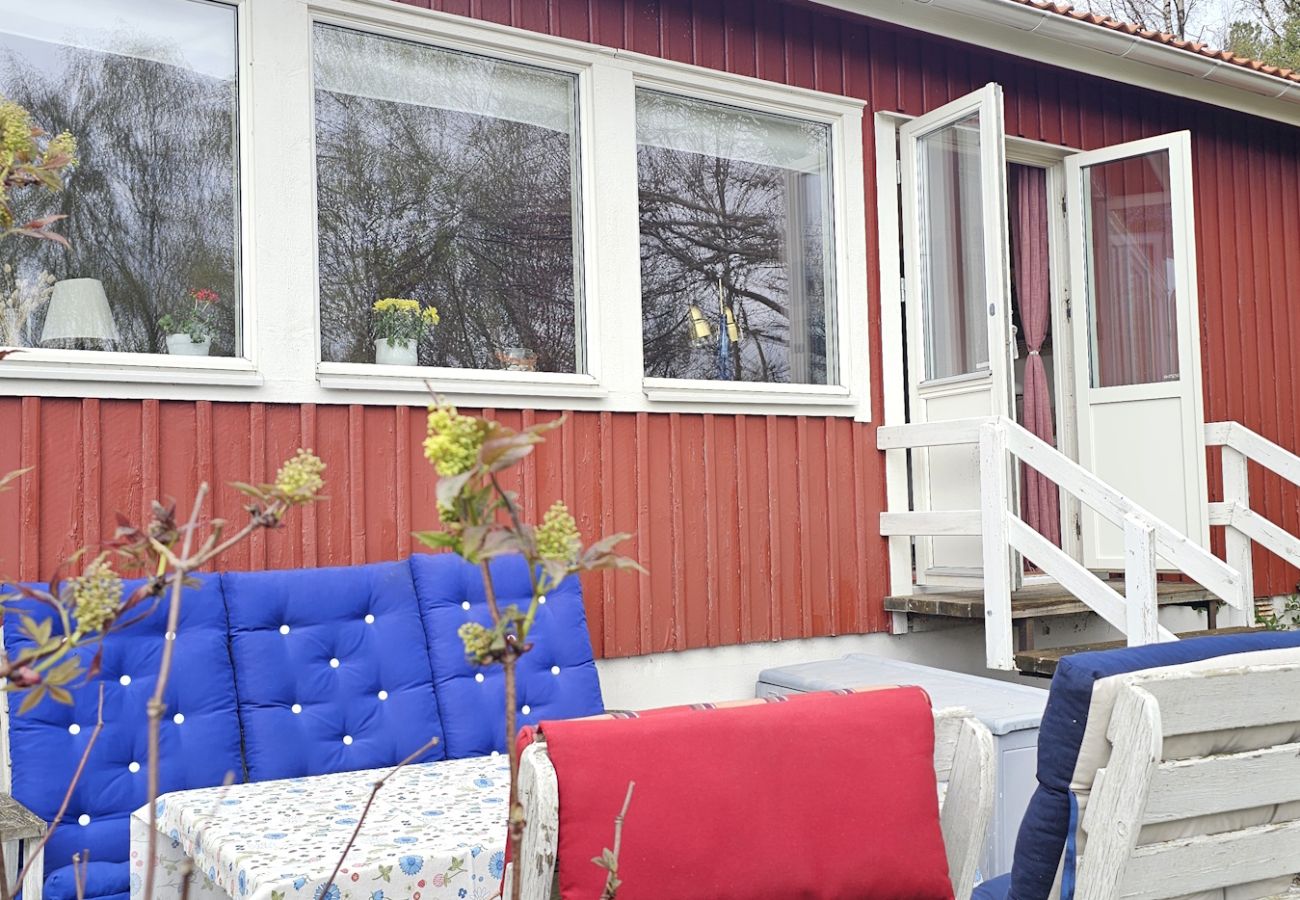 Ferienhaus in Varekil - Hütte in schöner Felsenlandschaft auf Mjörn, nur 300 m vom Meer entfernt | SE09115