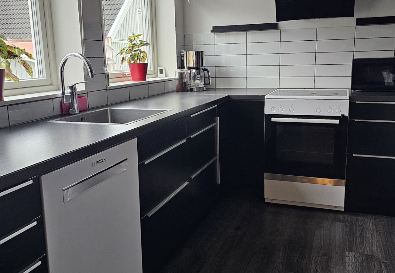 Ferienwohnung in Höviksnäs - Ferienwohnung in Höviksnäs, 300 m vom Meer entfernt mit Blick auf die Tjörnbrücke | SE09112