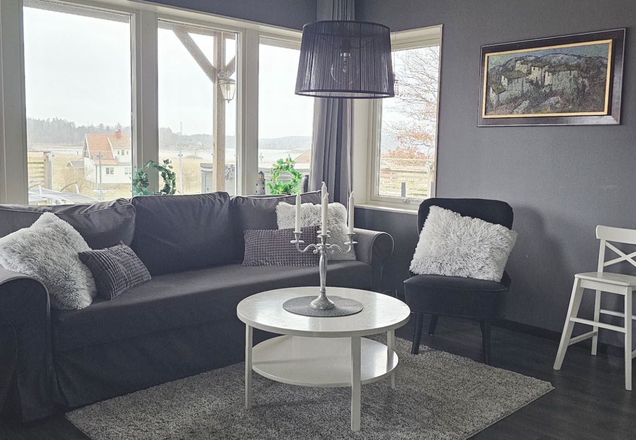 Ferienhaus in Höviksnäs - Ferienwohnung in Höviksnäs, 300 m vom Meer entfernt mit Blick auf die Tjörnbrücke | SE09112