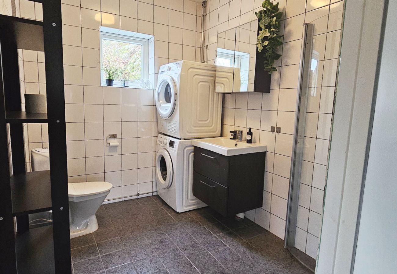 Ferienhaus in Höviksnäs - Ferienwohnung in Höviksnäs, 300 m vom Meer entfernt mit Blick auf die Tjörnbrücke | SE09112