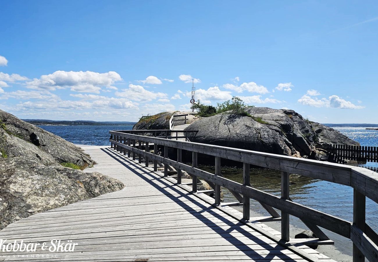 Ferienhaus in Höviksnäs - Ferienwohnung in Höviksnäs, 300 m vom Meer entfernt mit Blick auf die Tjörnbrücke | SE09112
