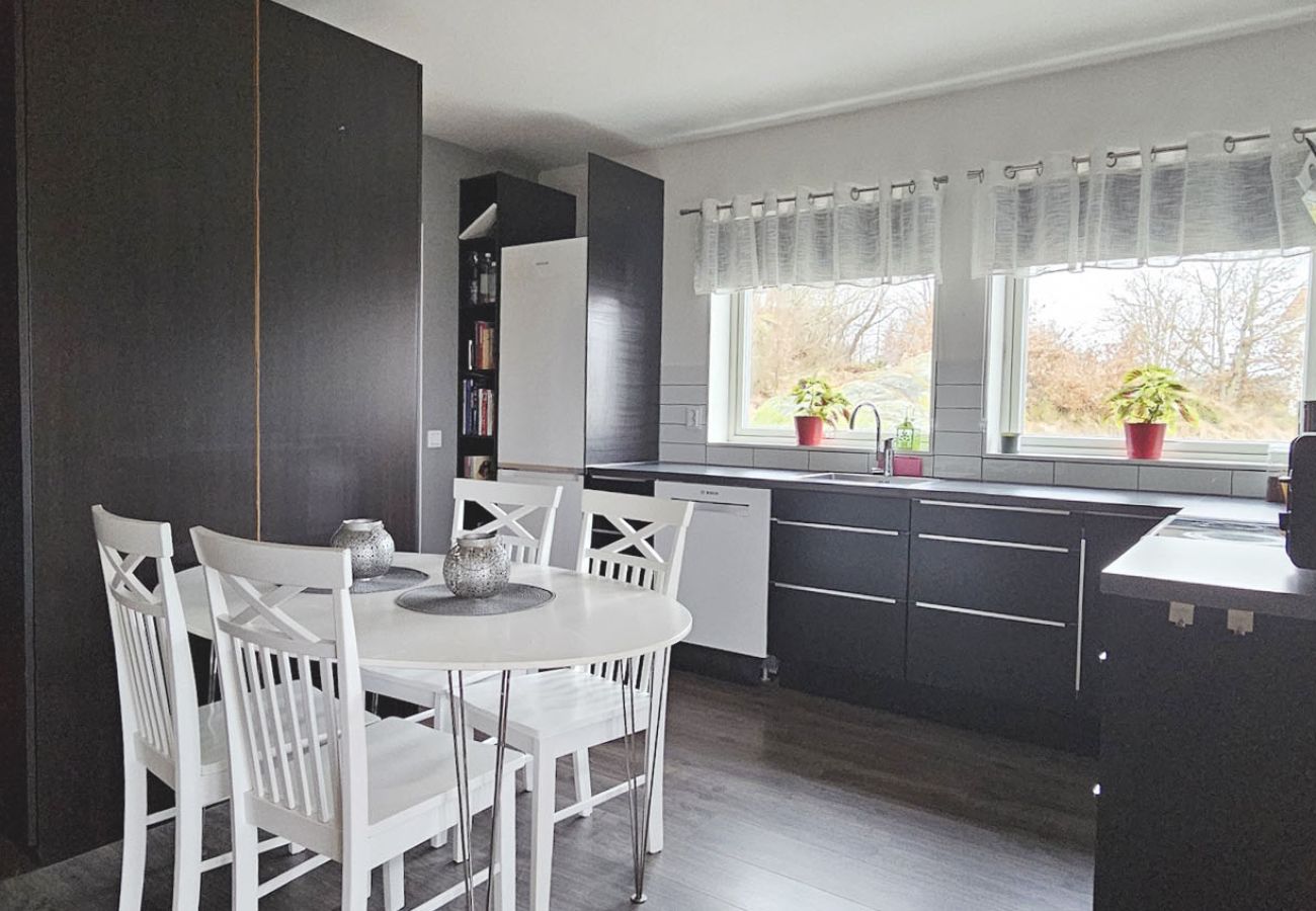 Ferienhaus in Höviksnäs - Ferienwohnung in Höviksnäs, 300 m vom Meer entfernt mit Blick auf die Tjörnbrücke | SE09112