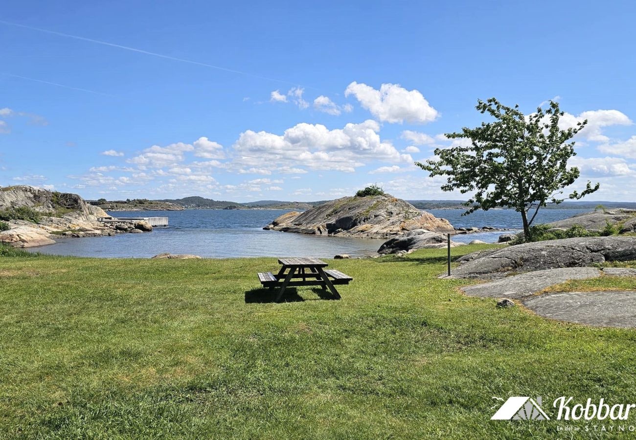 Ferienhaus in Höviksnäs - Ferienwohnung in Höviksnäs, 300 m vom Meer entfernt mit Blick auf die Tjörnbrücke | SE09112