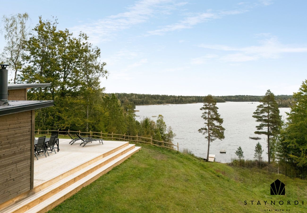 Ferienhaus in Lönashult - Ferienhaus mit Sauna und Seeblick im malerischen Lönashult | SE06090