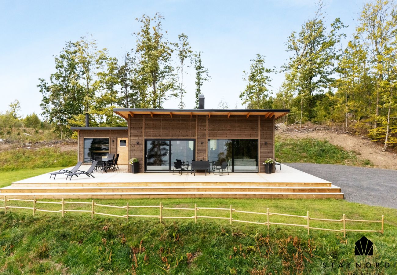 Ferienhaus in Lönashult - Ferienhaus mit Sauna und Seeblick im malerischen Lönashult | SE06090