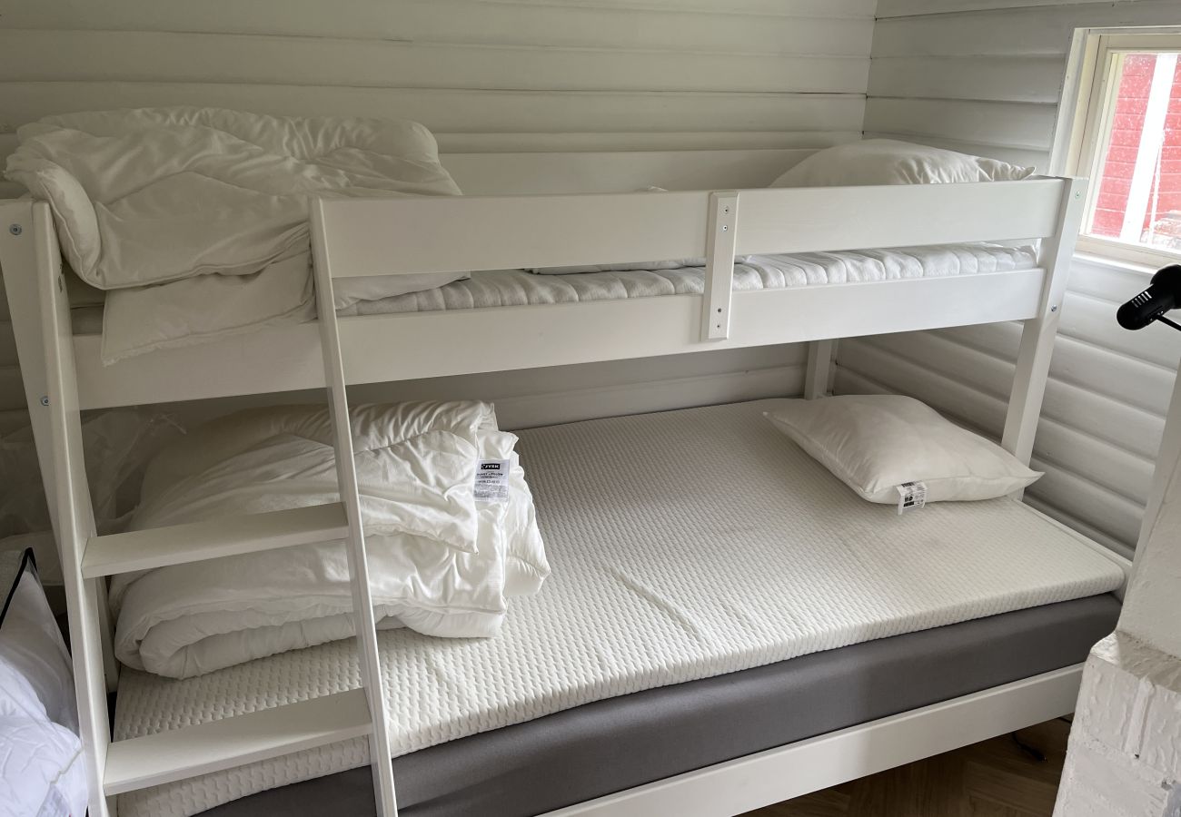 Ferienhaus in Vena - Rotes Häuschen mit Seegrundstück am Nerbjärken – Ruhiger Rückzugsort bei Hultsfred | SE05088