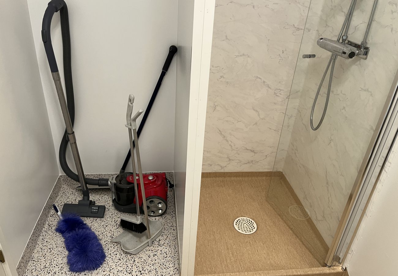 Ferienhaus in Vena - Rotes Häuschen mit Seegrundstück am Nerbjärken – Ruhiger Rückzugsort bei Hultsfred | SE05088
