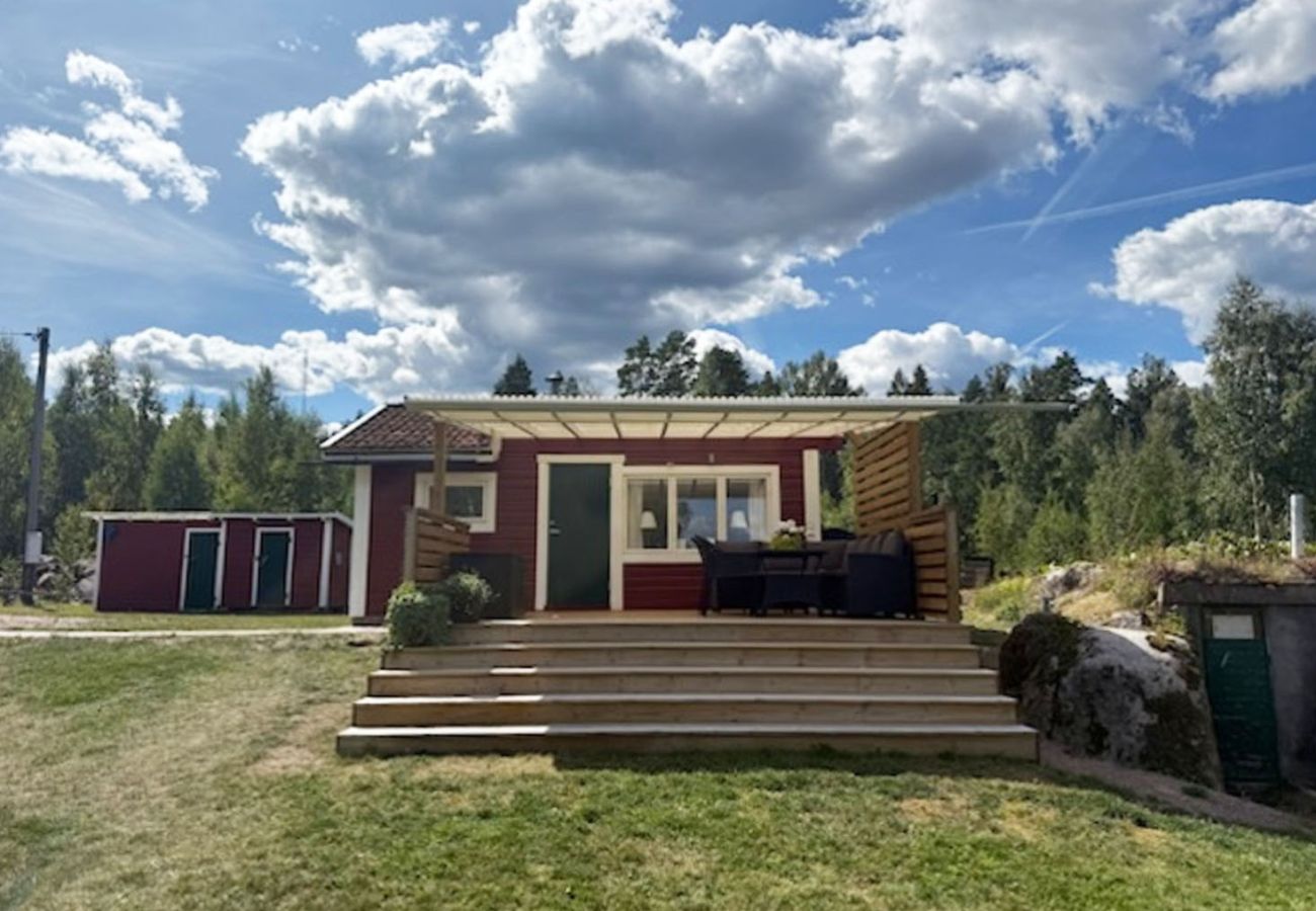 Ferienhaus in Vena - Rotes Häuschen mit Seegrundstück am Nerbjärken – Ruhiger Rückzugsort bei Hultsfred | SE05088