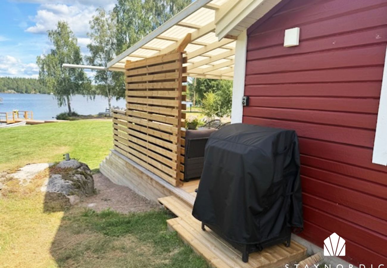 Ferienhaus in Vena - Rotes Häuschen mit Seegrundstück am Nerbjärken – Ruhiger Rückzugsort bei Hultsfred | SE05088