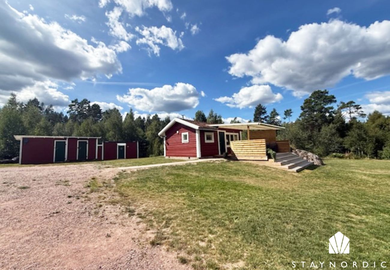 Ferienhaus in Vena - Rotes Häuschen mit Seegrundstück am Nerbjärken – Ruhiger Rückzugsort bei Hultsfred | SE05088
