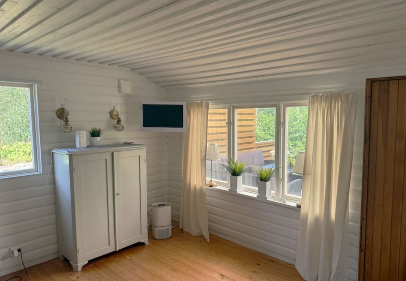 Ferienhaus in Vena - Rotes Häuschen mit Seegrundstück am Nerbjärken – Ruhiger Rückzugsort bei Hultsfred | SE05088