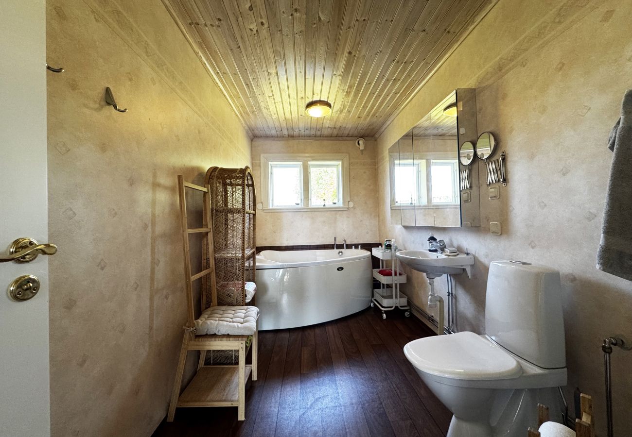 Ferienhaus in Hjo - Charmantes Ferienhaus mit Aussicht auf die Landschaft und in der Nähe des Vättern|SE08084
