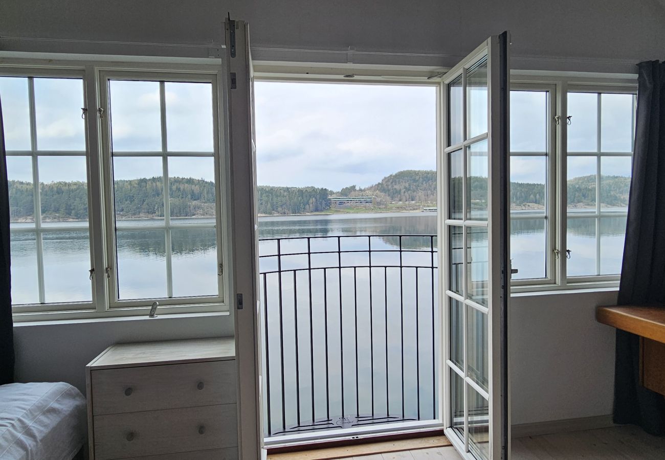 Ferienhaus in Munkedal - Blockhaus mit Pool, Sauna und Boot beim Schloss Torreby | SE09080