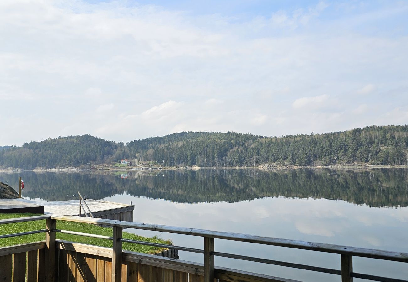 Ferienhaus in Munkedal - Blockhaus mit Pool, Sauna und Boot beim Schloss Torreby | SE09080