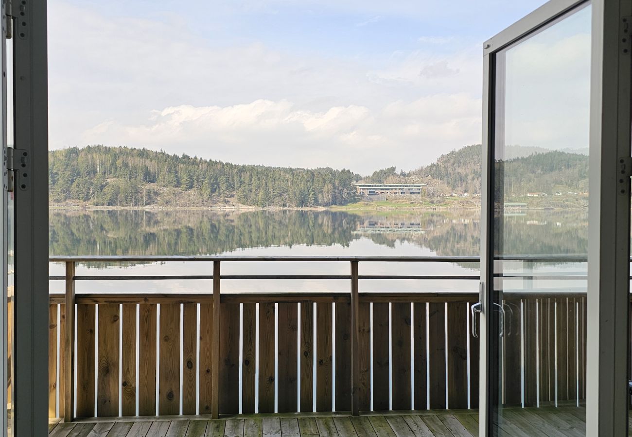 Ferienhaus in Munkedal - Blockhaus mit Pool, Sauna und Boot beim Schloss Torreby | SE09080