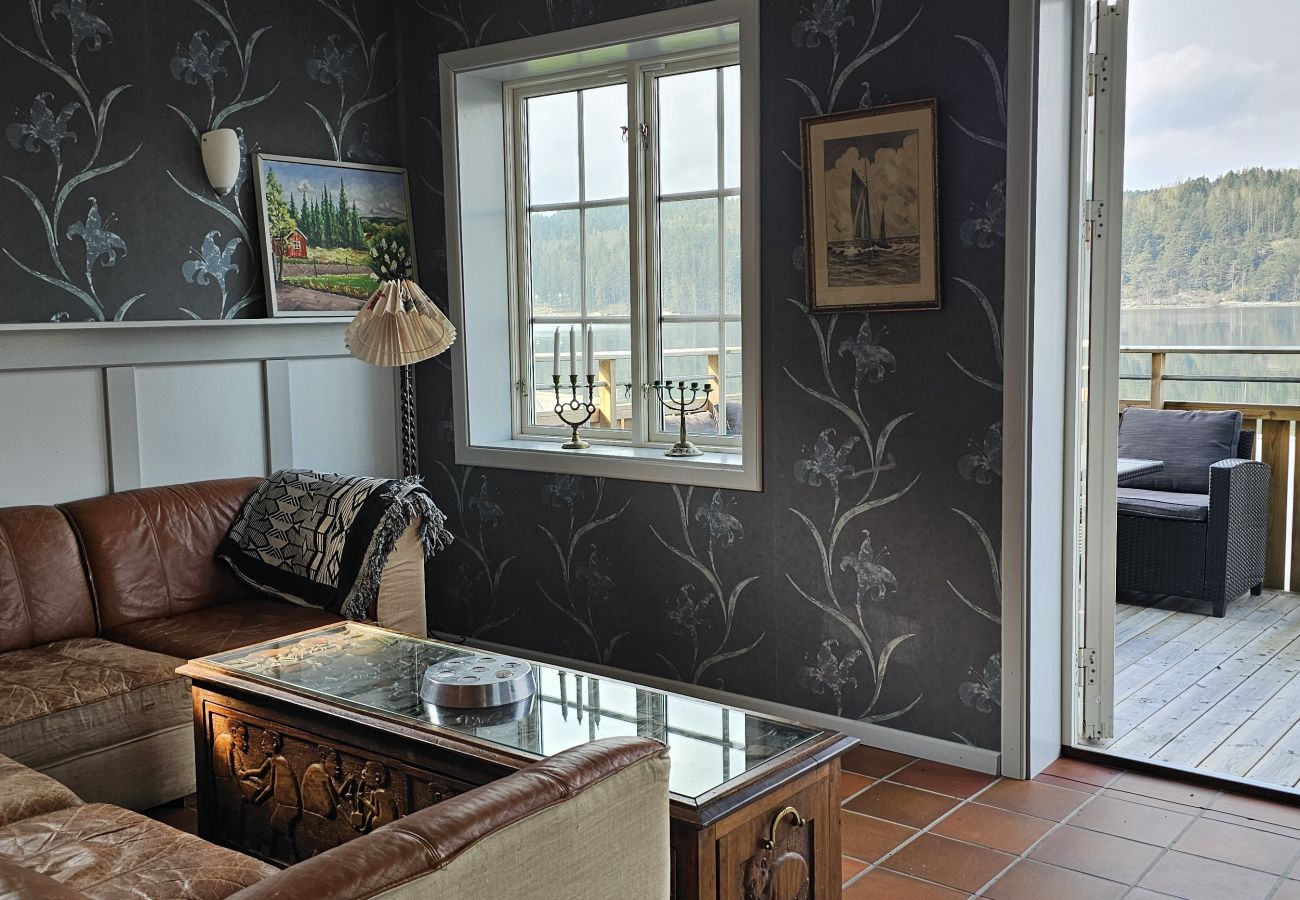 Ferienhaus in Munkedal - Blockhaus mit Pool, Sauna und Boot beim Schloss Torreby | SE09080