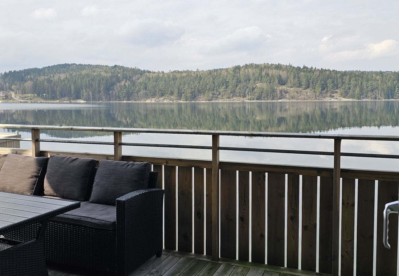 Ferienhaus in Munkedal - Blockhaus mit Pool, Sauna und Boot beim Schloss Torreby | SE09080