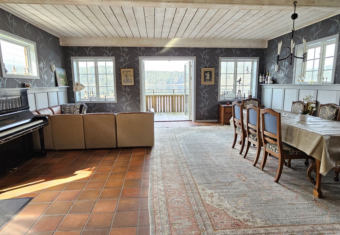 Ferienhaus in Munkedal - Blockhaus mit Pool, Sauna und Boot beim Schloss Torreby | SE09080