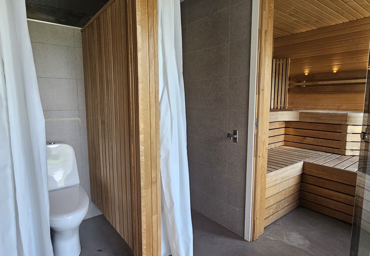 Ferienhaus in Munkedal - Blockhaus mit Pool, Sauna und Boot beim Schloss Torreby | SE09080