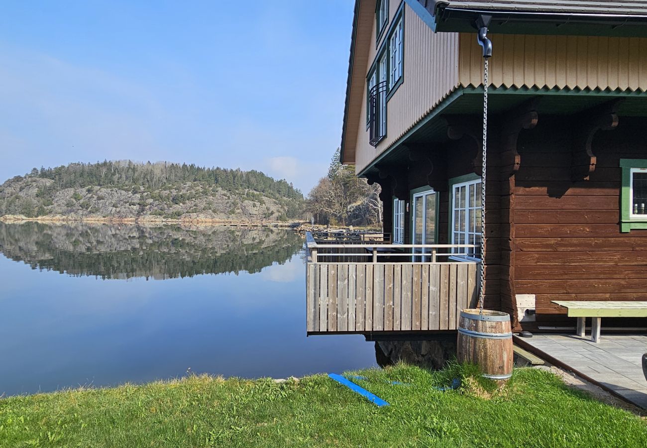 Ferienhaus in Munkedal - Blockhaus mit Pool, Sauna und Boot beim Schloss Torreby | SE09080