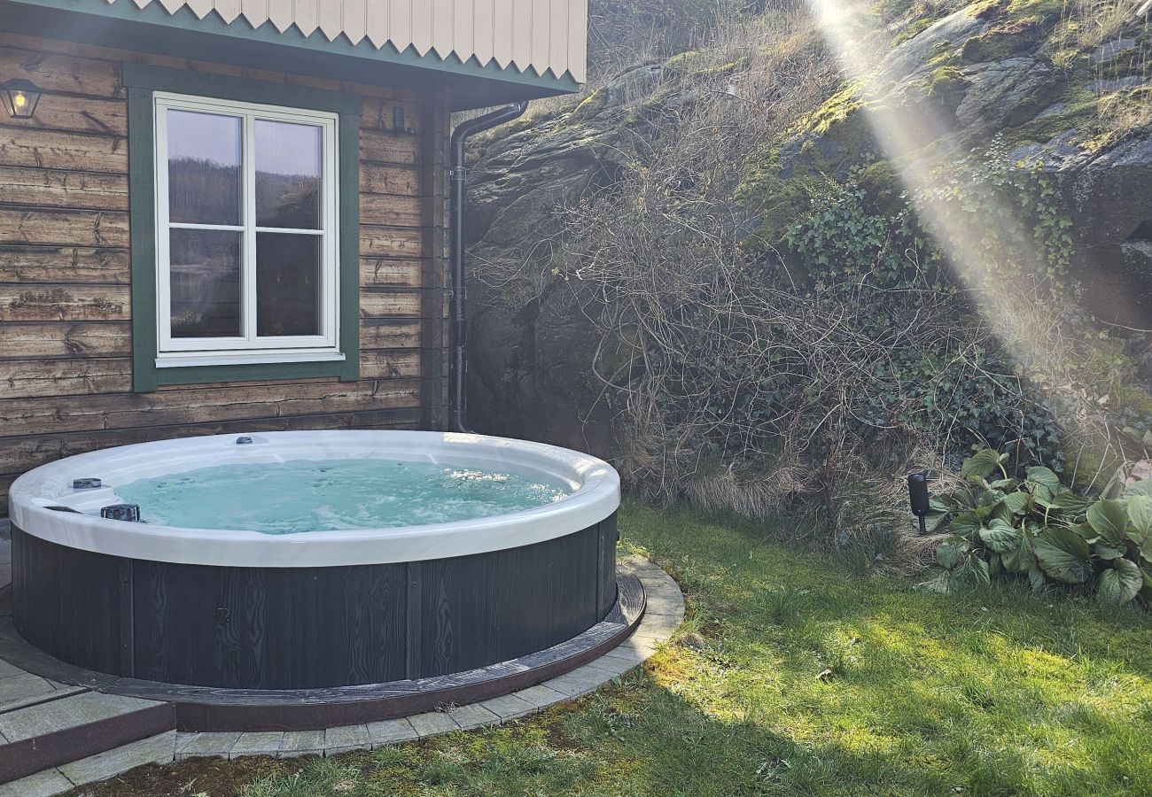 Ferienhaus in Munkedal - Blockhaus mit Pool, Sauna und Boot beim Schloss Torreby | SE09080