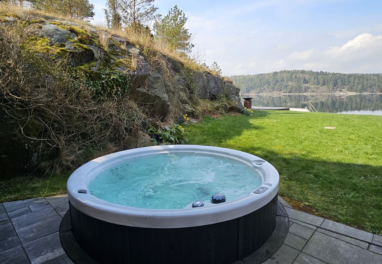 Ferienhaus in Munkedal - Blockhaus mit Pool, Sauna und Boot beim Schloss Torreby | SE09080