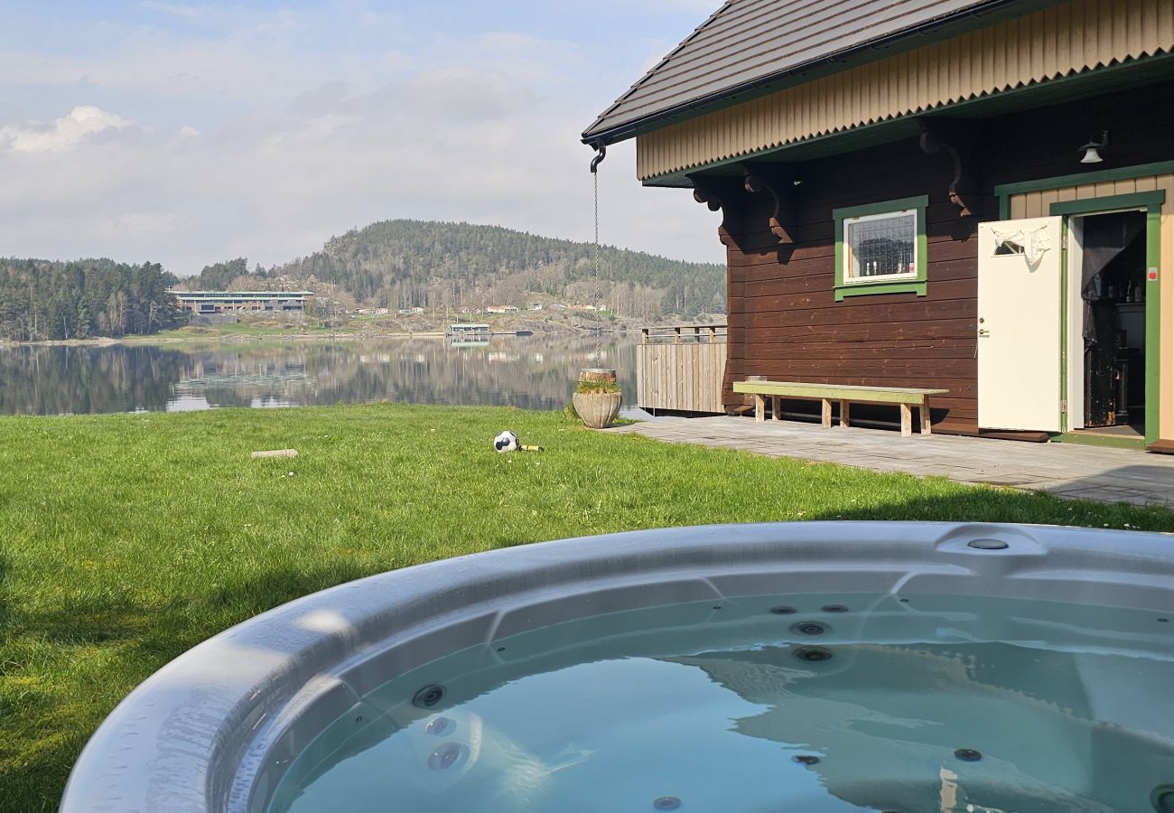 Ferienhaus in Munkedal - Blockhaus mit Pool, Sauna und Boot beim Schloss Torreby | SE09080