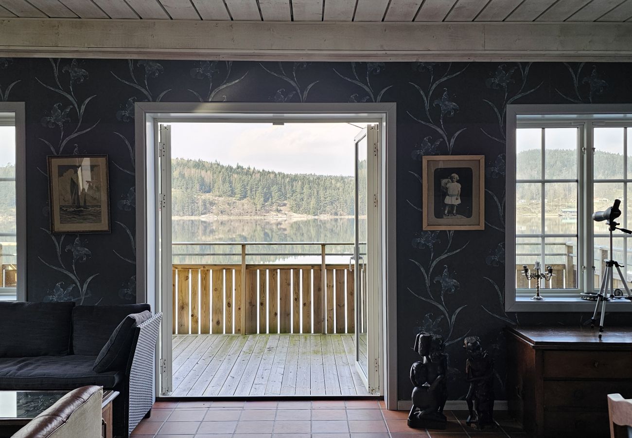 Ferienhaus in Munkedal - Blockhaus mit Pool, Sauna und Boot beim Schloss Torreby | SE09080