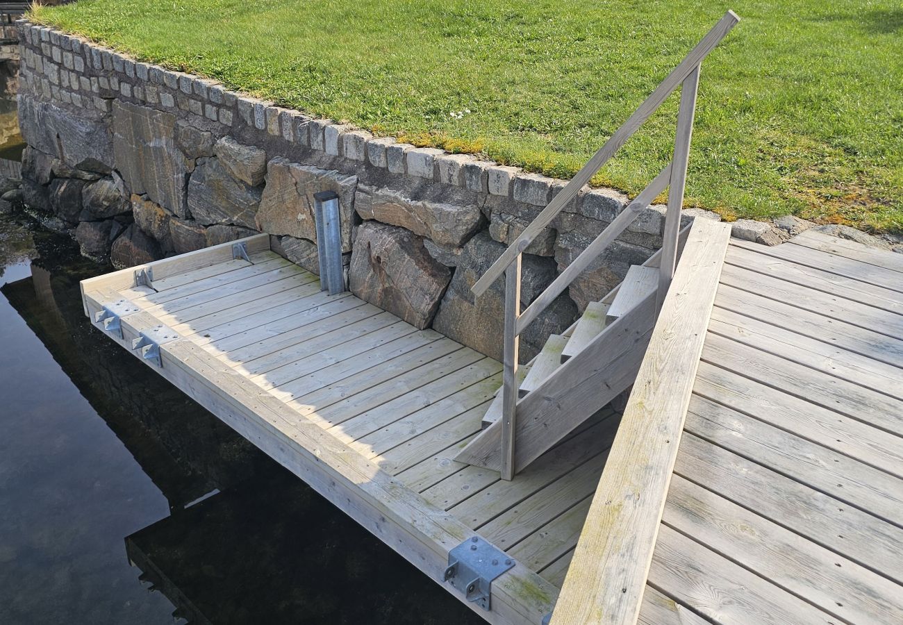 Ferienhaus in Munkedal - Blockhaus mit Pool, Sauna und Boot beim Schloss Torreby | SE09080